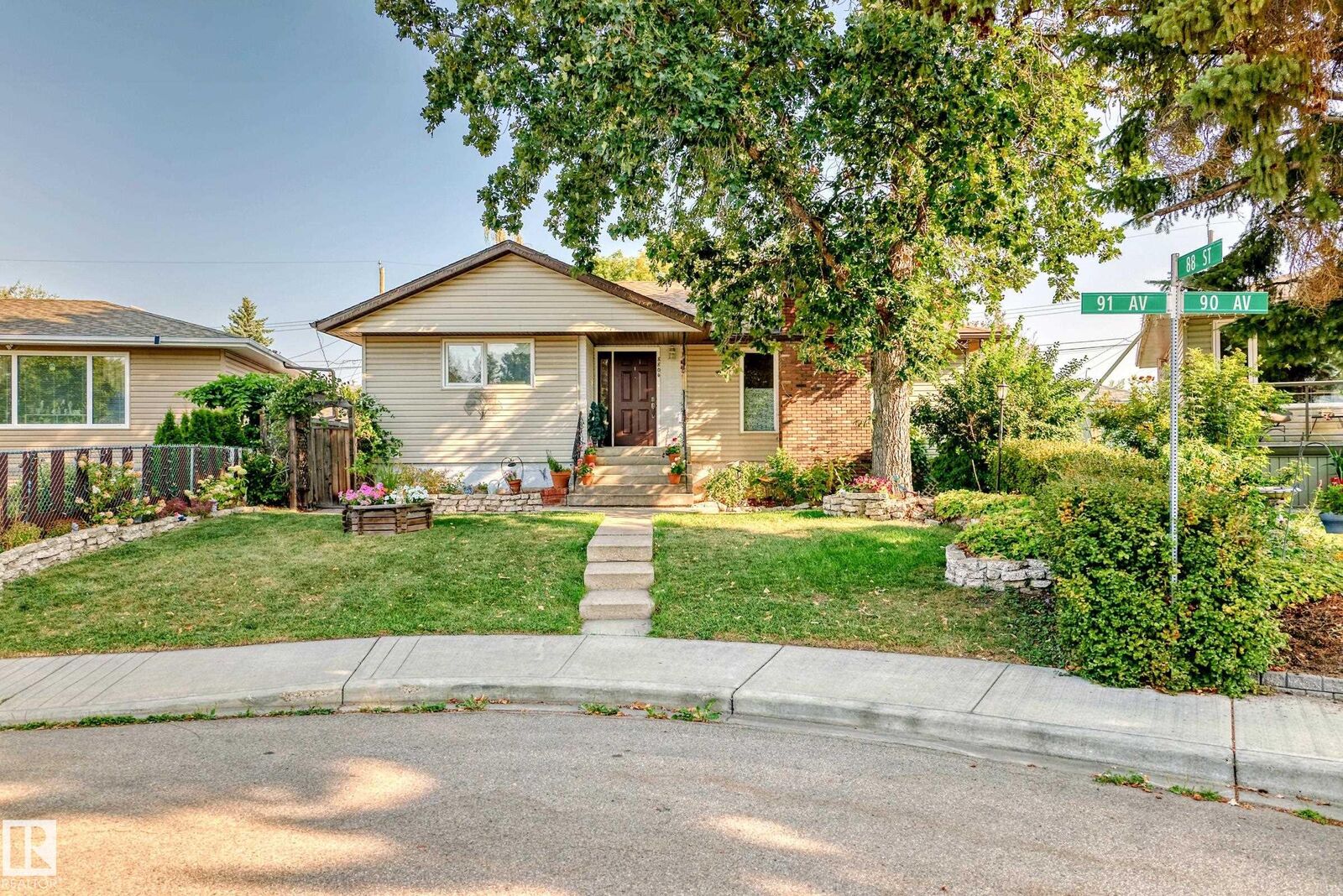Property Photo:  8804 91 Avenue NW  AB T6C 1R2 