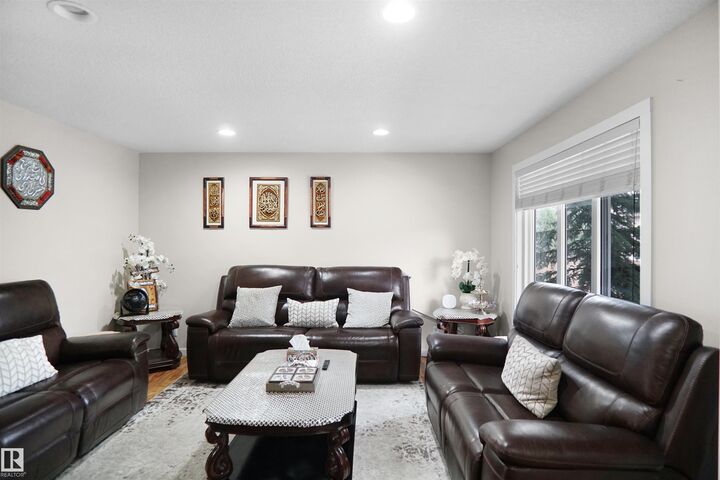 Property Photo:  9515 160 Avenue NW 13  AB T5Z 0M4 