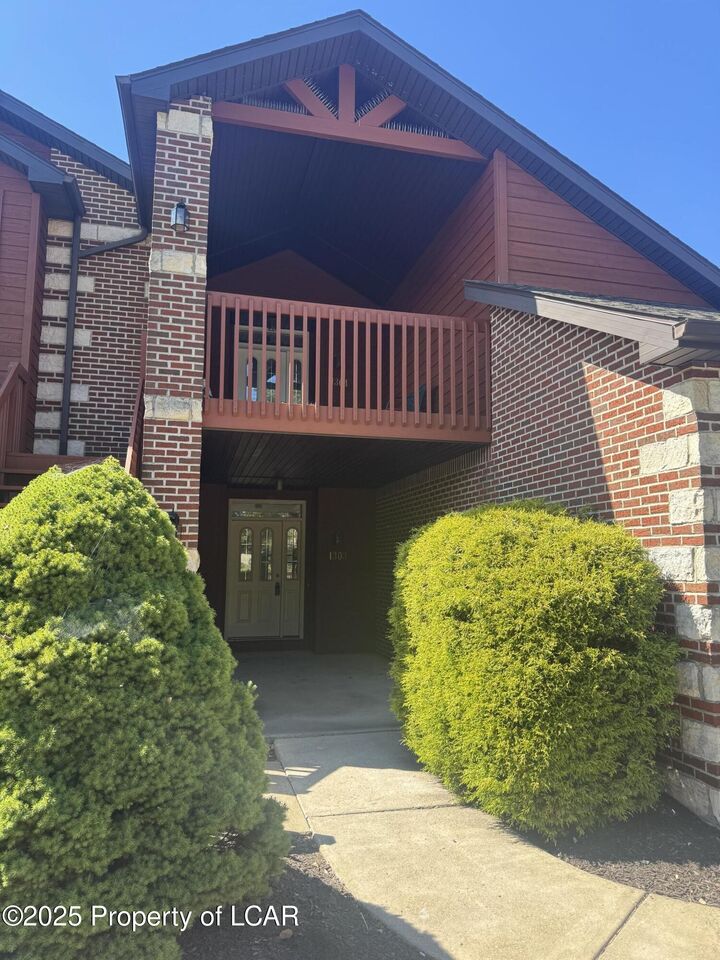 Property Photo:  1303 Country Club Drive  PA 18202 