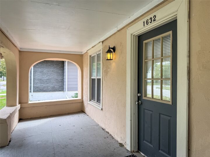 Property Photo: 1632 Mamie Eisenhower Avenue IA 50036