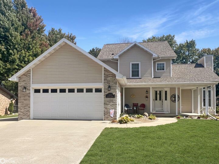 Property Photo:  2009 Briardale Drive  IA 50126