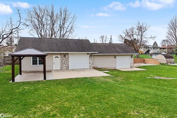 Property Photo:  2009 Briardale Drive  IA 50126 