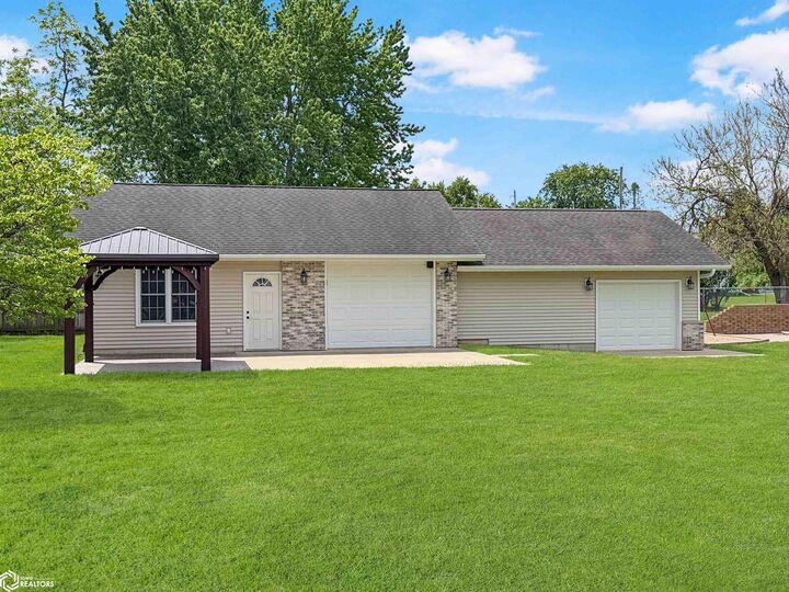 Property Photo:  2009 Briardale Drive  IA 50126 