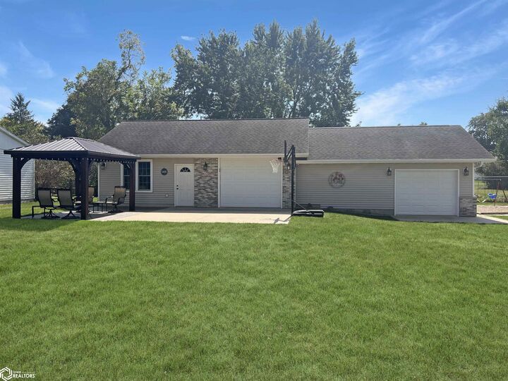 Property Photo: 2009 Briardale Drive IA 50126