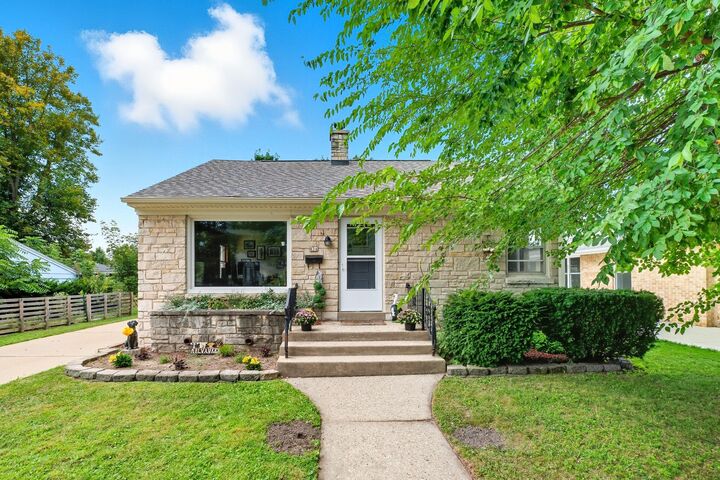 Property Photo:  826 N Oakwood Ave  WI 53066 