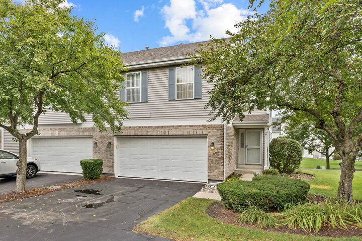 Property Photo: 69 Colonial Court IL 60107