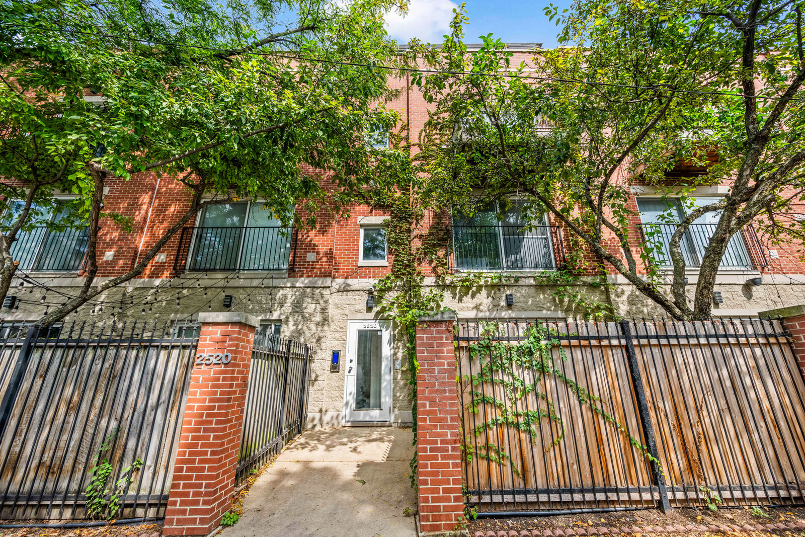 Property Photo:  2520 W Bloomingdale Avenue B  IL 60647 