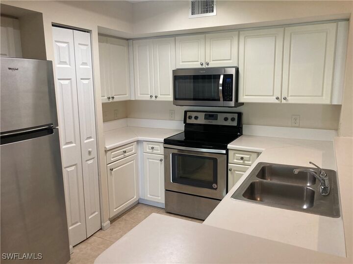 Property Photo:  1210 Wildwood Lakes Boulevard 202  FL 34104 