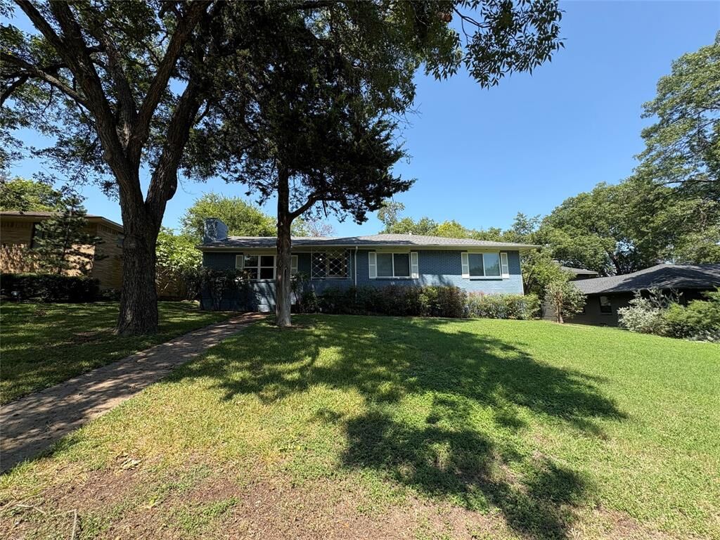 Property Photo:  2523 Whitewood Drive  TX 75233 