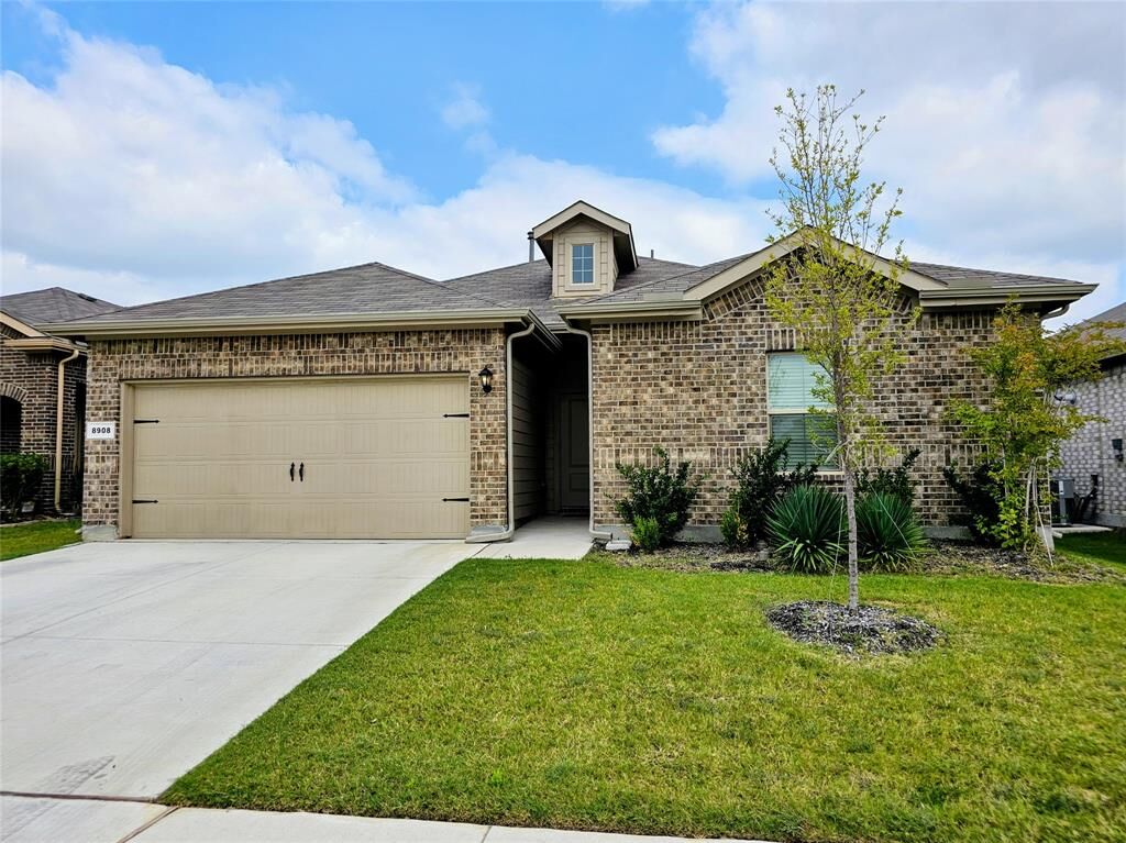 Property Photo: 8908 Boulder Oak Boulevard TX 76131