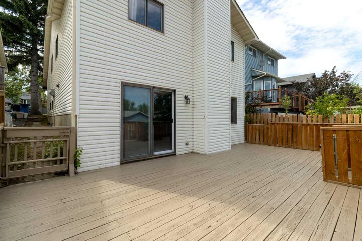 Property Photo:  200 Macewan Glen Drive NW  AB T3K 2G4 