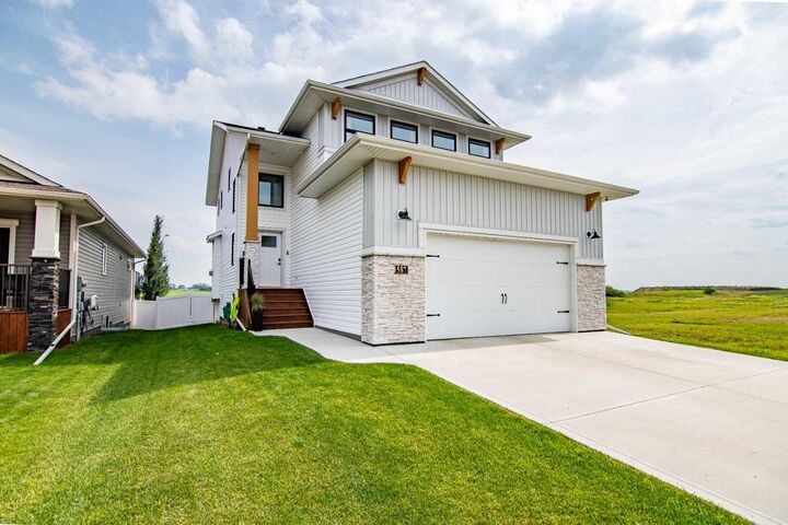 587 Robinson Avenue  Penhold AB T0M 1R0 photo