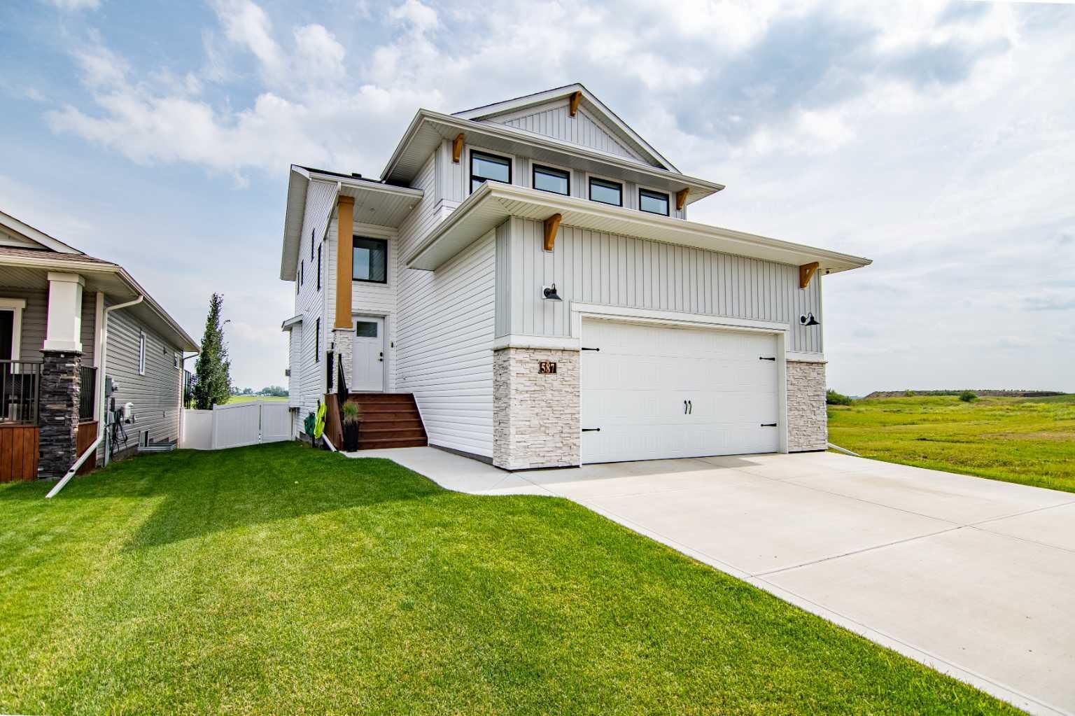 Property Photo:  587 Robinson Avenue  AB T0M 1R0 