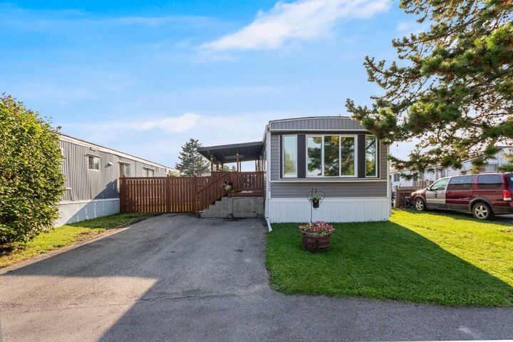 Property Photo:  312 Aurora Drive  AB T1V 1J6 
