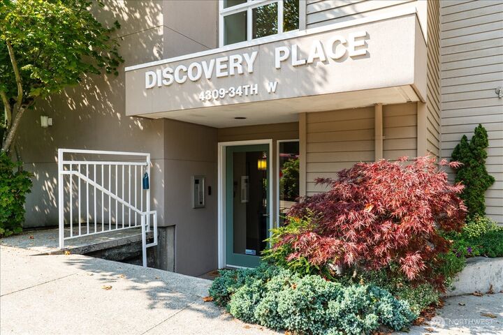 Property Photo:  4309  34th Avenue W 102  WA 98199 