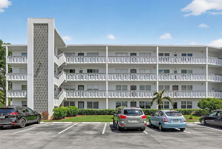 Property Photo:  1074 Oakridge F 1074  FL 33442 