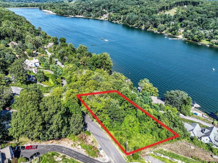 Property Photo:  22 Candlewood Common  CT 06776 