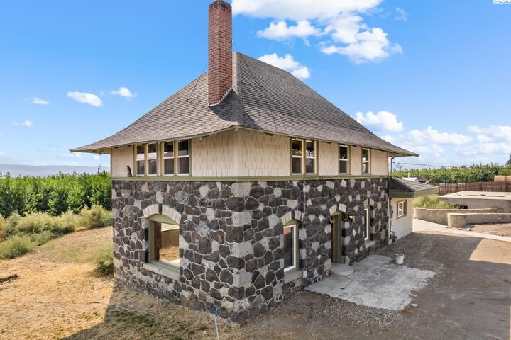 Property Photo:  330 Walnut Lane  WA 98930-9226 