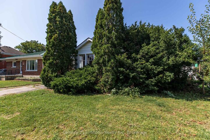Property Photo: 902 Huron Terrace ON N2Z 2Y1