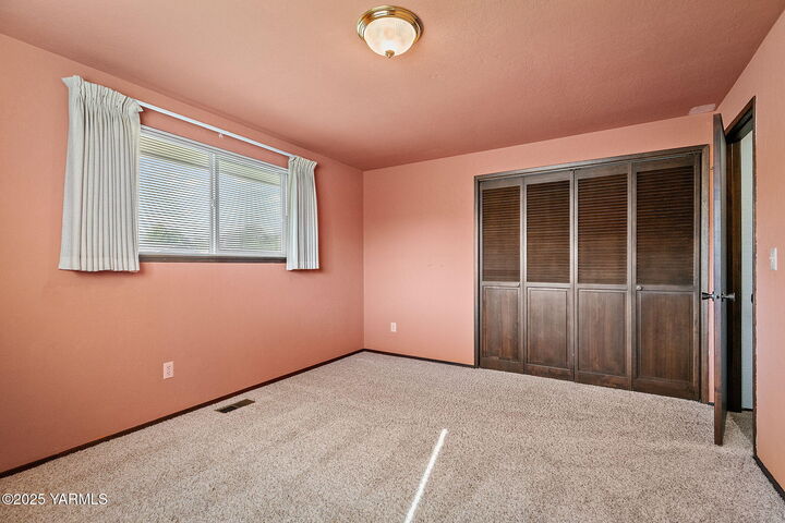 Property Photo: 2901 S 34th Ave WA 98903