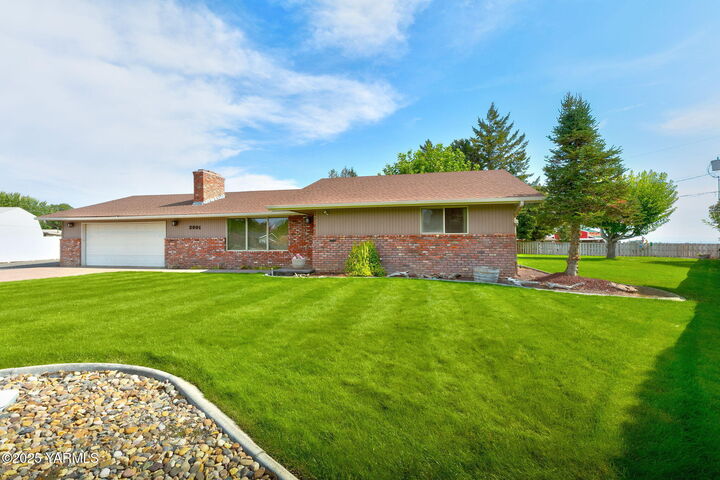 Property Photo: 2901 S 34th Ave WA 98903