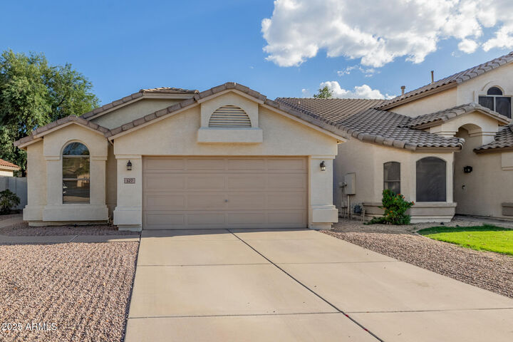 Property Photo:  527 E Kyle Court  AZ 85296 