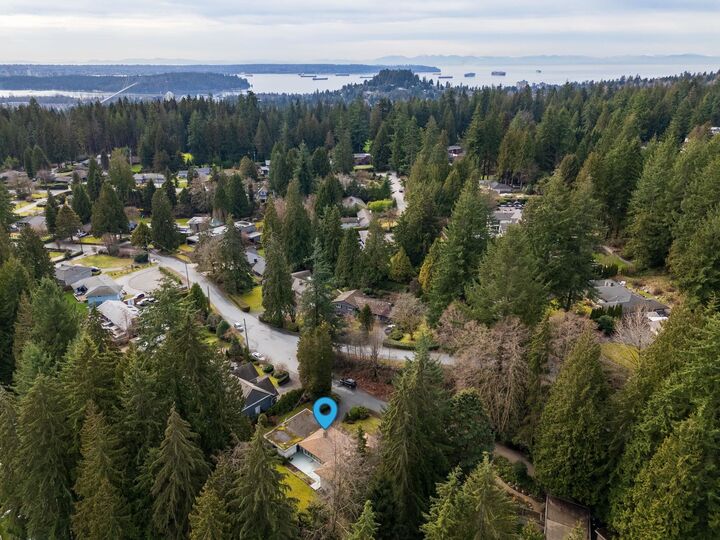 350 St James Crescent  West Vancouver BC V7S 1J8 photo