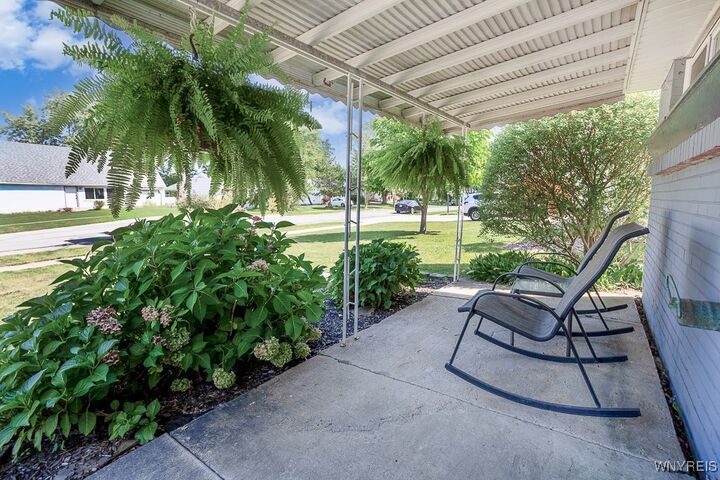 Property Photo:  44 Woodlee Lane  NY 14072 