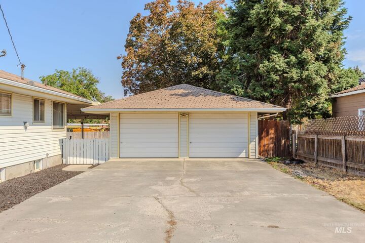 Property Photo: 1421 10th Street WA 99403