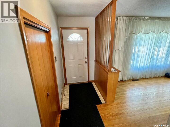 Property Photo:  2202 Ewart Avenue  SK S7J 1Y2 