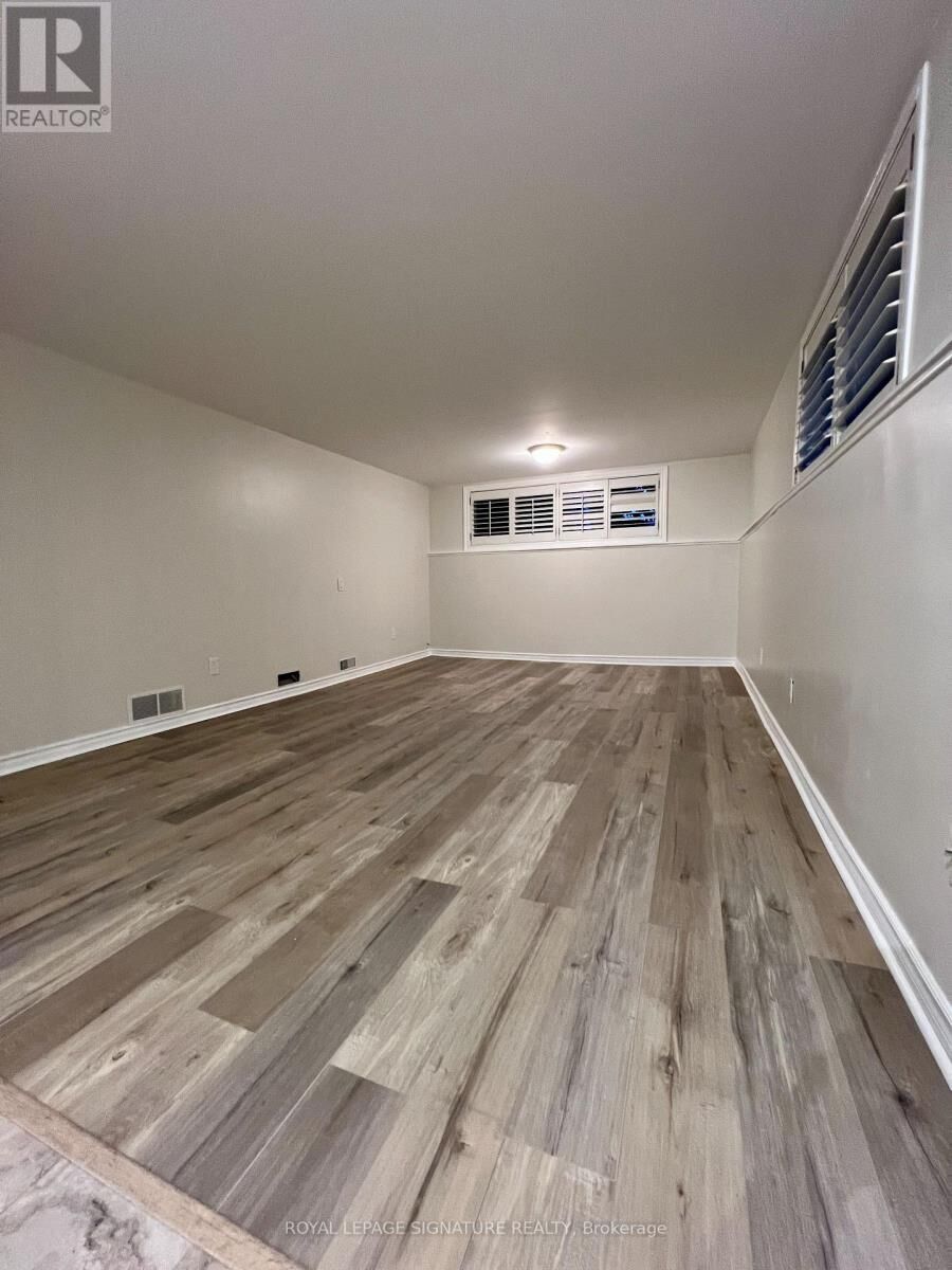 Photo de la propriété:  843 Cedarbrae Avenue  ON L9T 3W9 