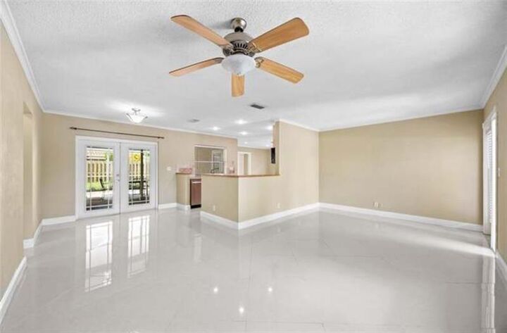 Property Photo:  2025 NW 38th St  FL 33309 