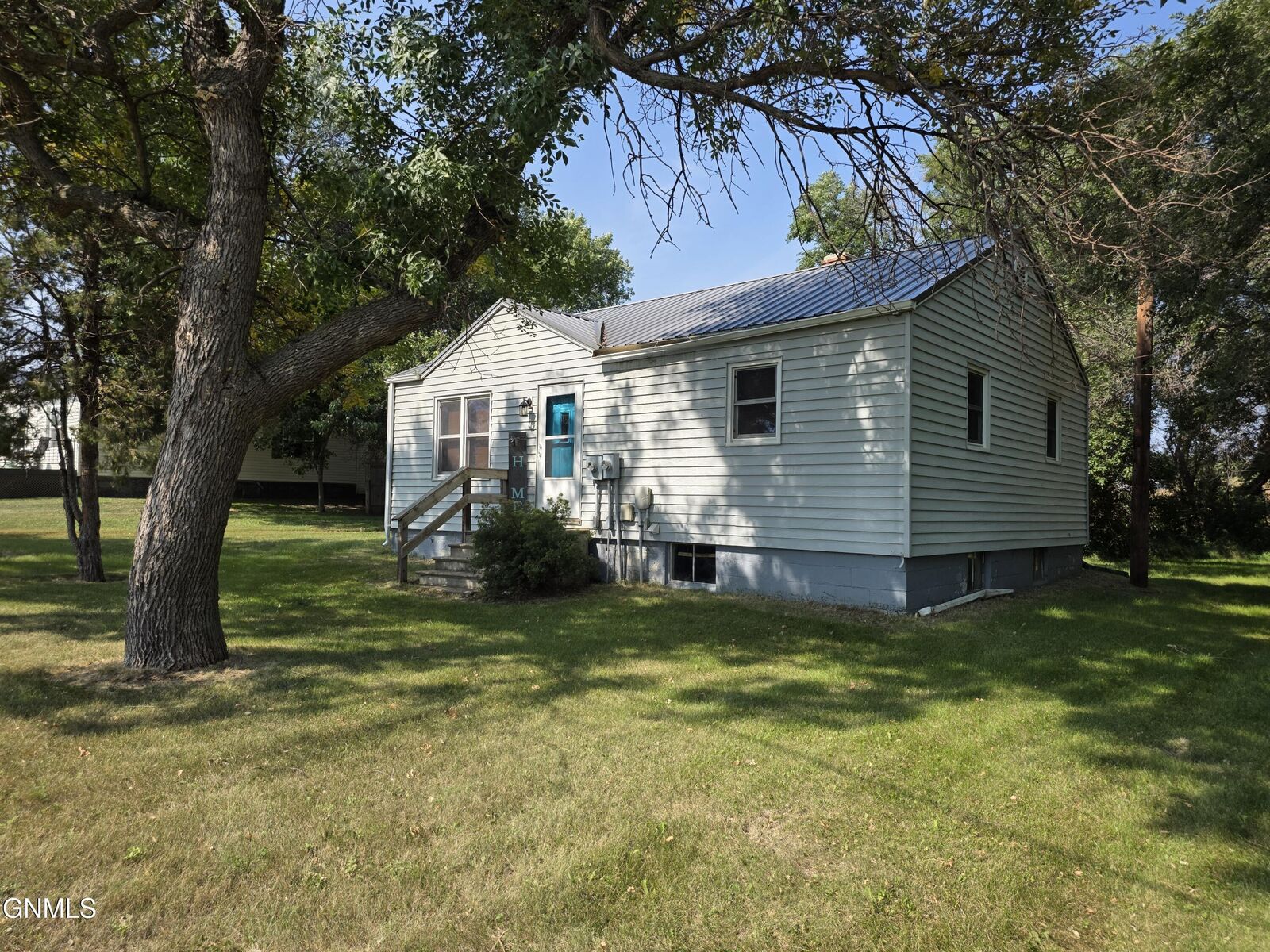 Property Photo:  324 2nd Avenue W  ND 58535 