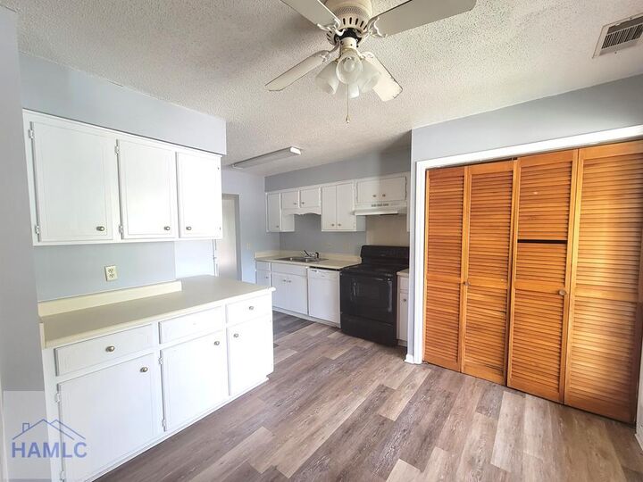 Property Photo:  912 Pineland Avenue  GA 31313