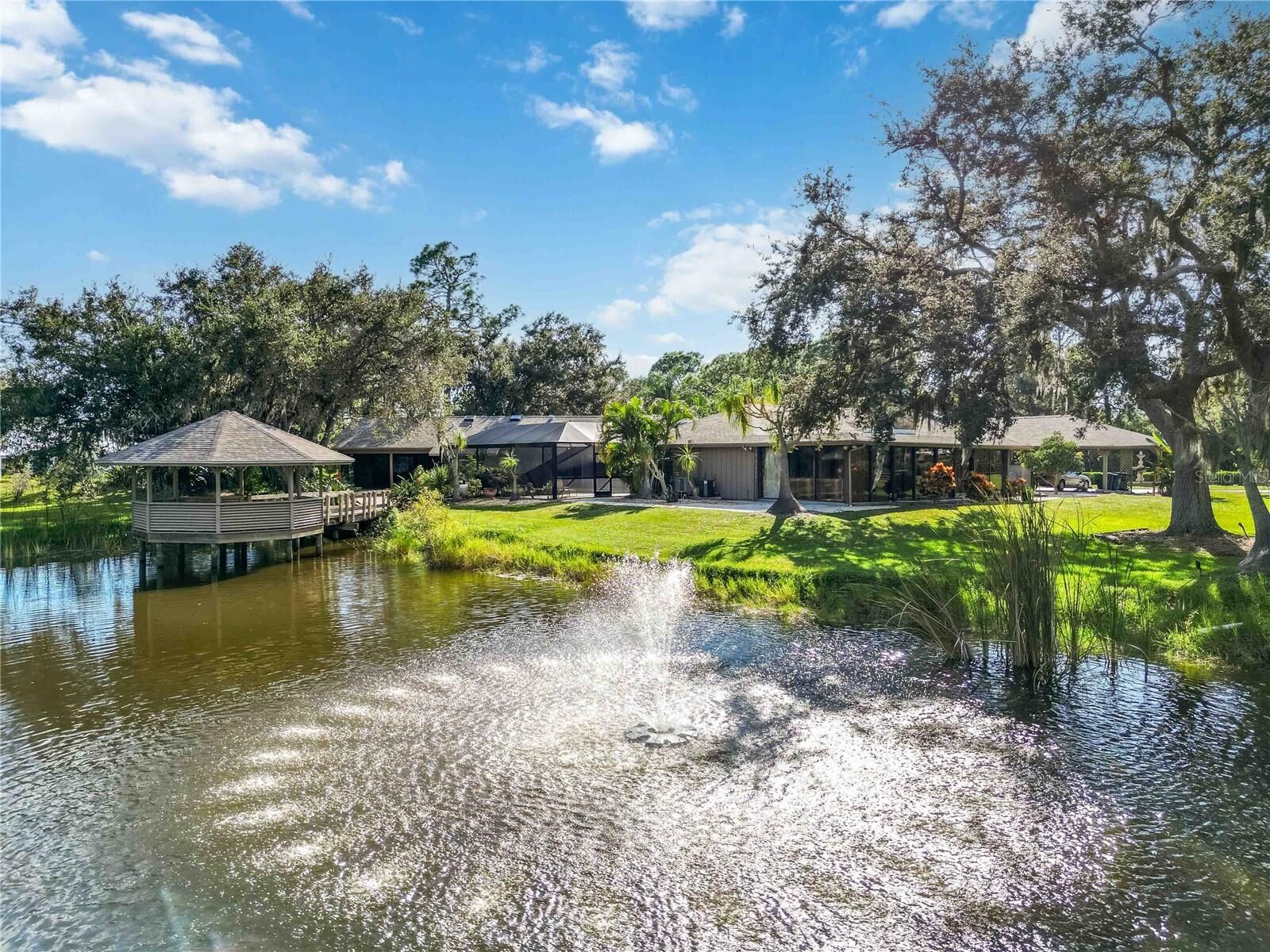 Property Photo: 701 Eaglenook Way FL 34229