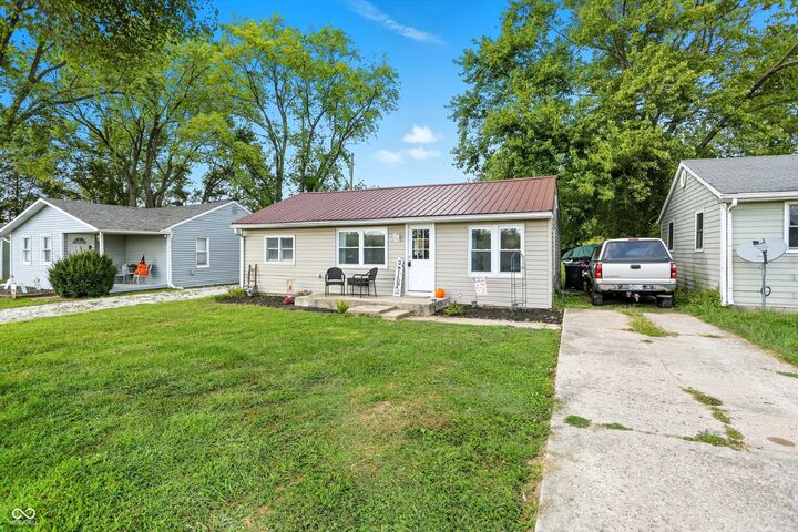 Property Photo: 1324 E 225 S IN 46176