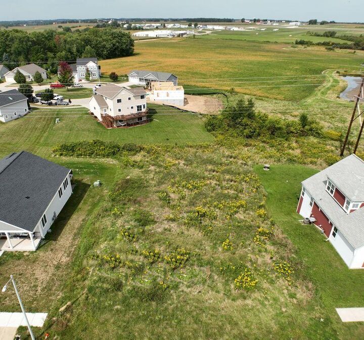 Property Photo:  792 Skypark Dr Lt48  WI 53027 