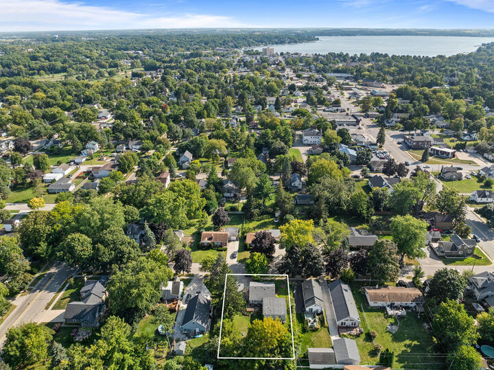 Property Photo:  727 Rogers Ct  WI 53147 