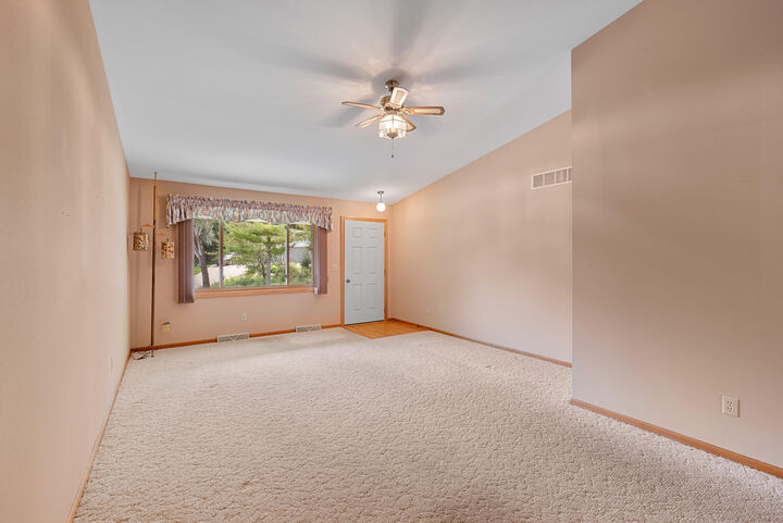 Property Photo: 2124 Willowbrook Dr WI 53090