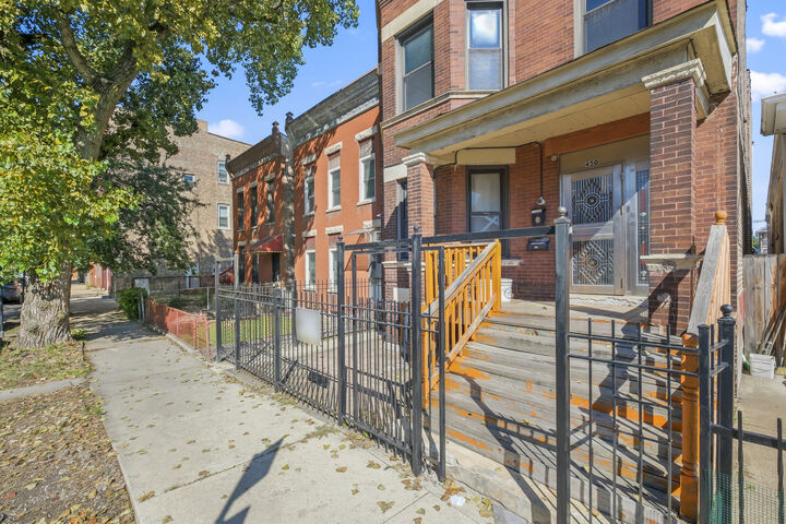 Property Photo:  450 W 29th Street  IL 60616