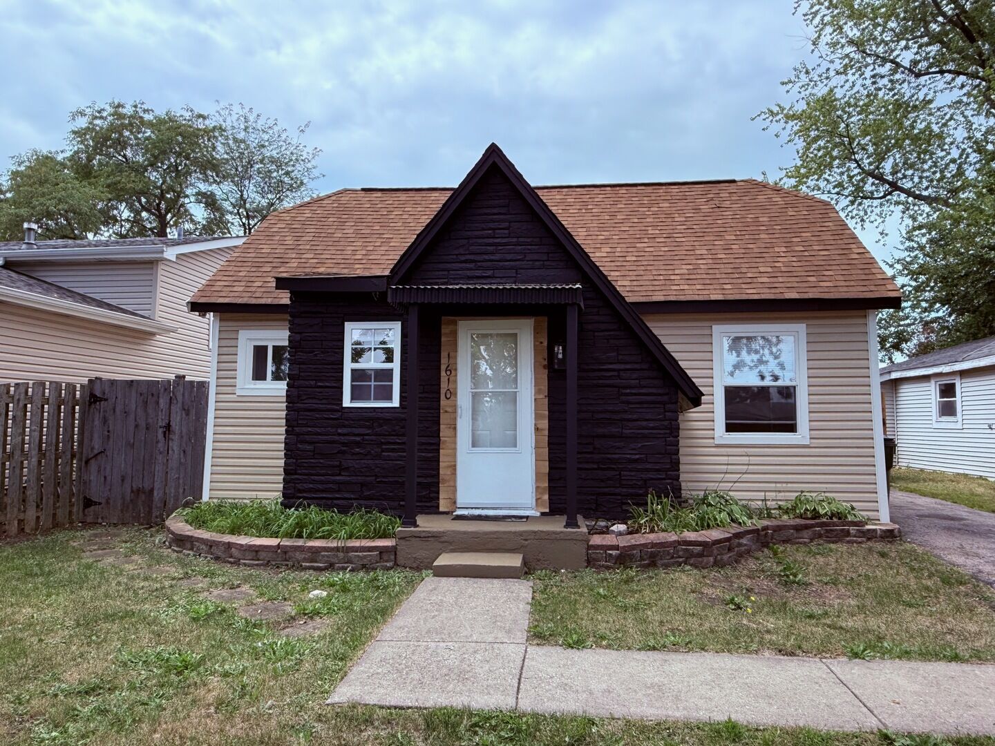 Property Photo:  1610 Goldenrod Terrace  IL 60073 