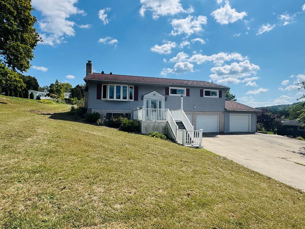Property Photo: 571 Hillcrest Dr PA 18848