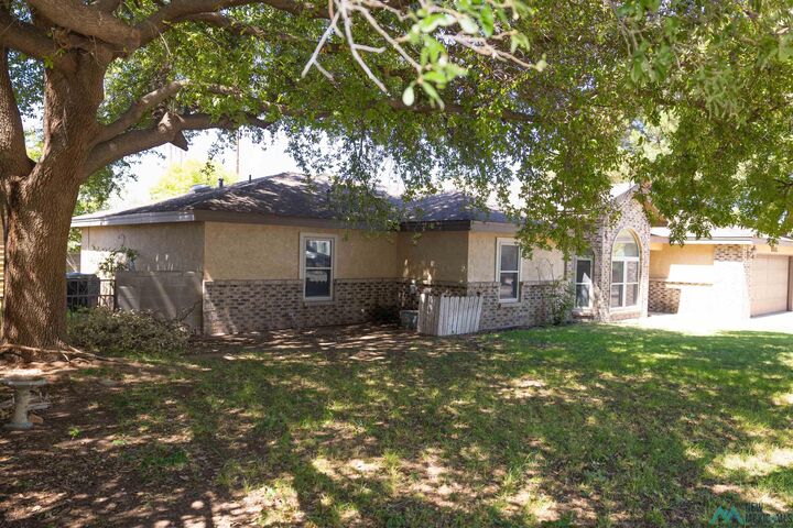 Property Photo:  805 Firestone Court  NM 88220