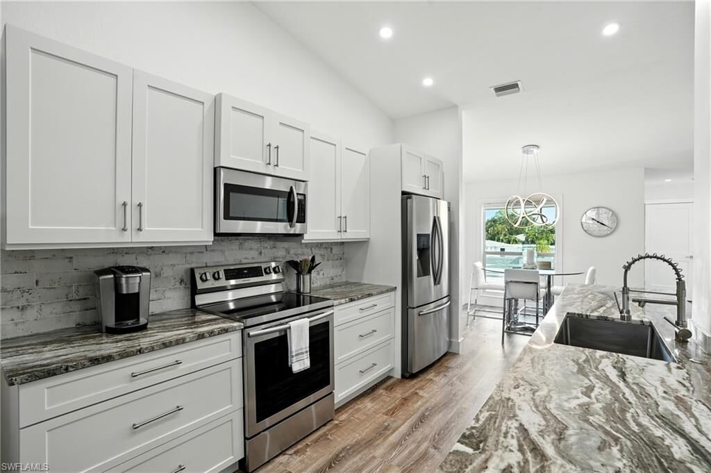 Property Photo: 876 Gulf Pavilion Dr 201 FL 34108