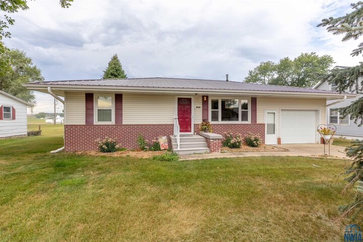 Property Photo:  503 S 1st Ave  IA 51004