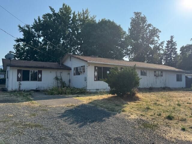 Property Photo:  877 Garfield Street  OR 97501 