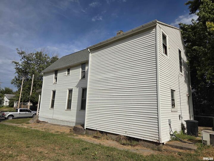 Property Photo: 1324 N 9th Street IL 62301