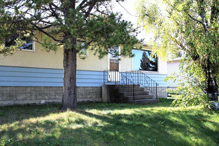 Property Photo: 205 6 Avenue NE AB T0M 1X0