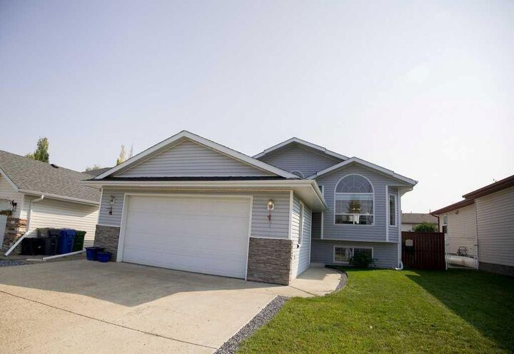 7 Langford Cres. Crescent  Red Deer AB T4R 2X1 photo