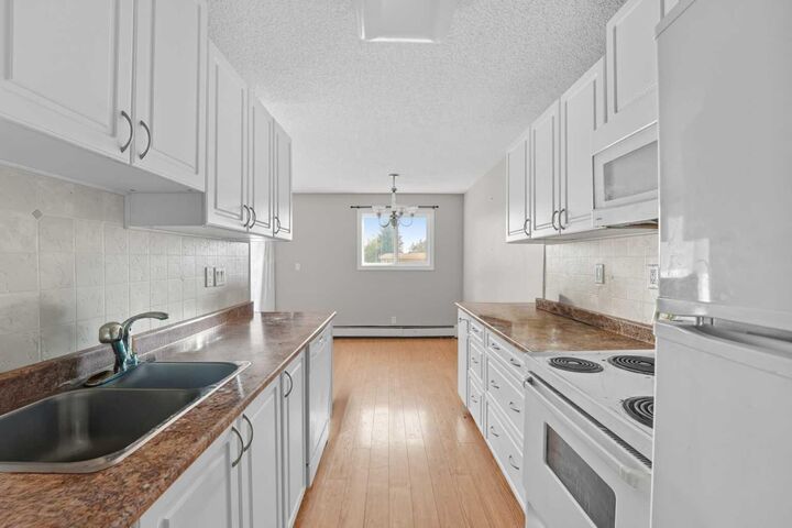 Property Photo:  25 Robinson Avenue 205  AB T0M 1R0 